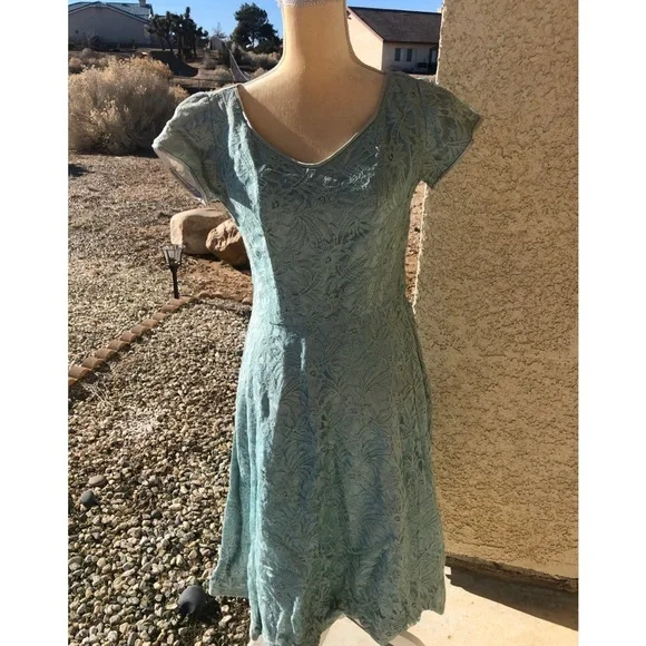 $5 Vintage Lace dress size med. $5 if bundled - Picture 3 of 8